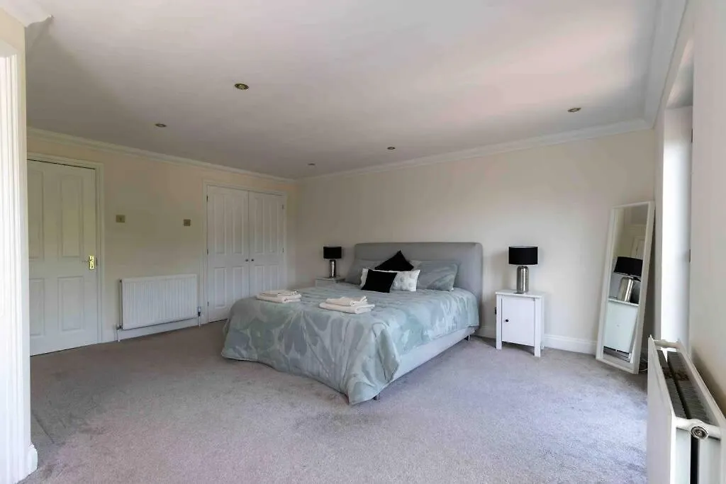 Huge 6 Bed House With Entertainment Room And Hotub Southampton United Kingdom