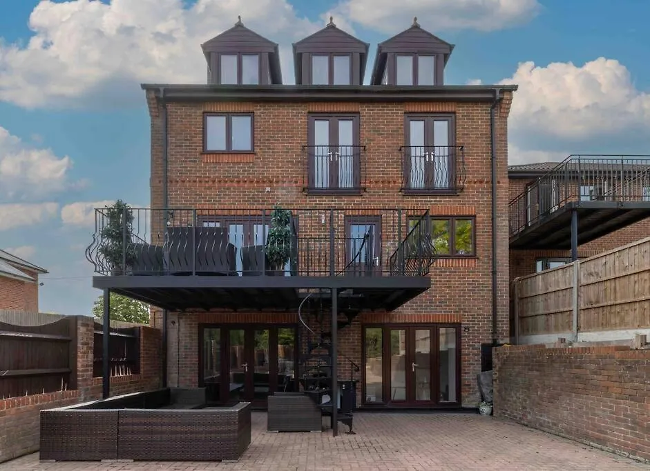 Huge 6 Bed House With Entertainment Room And Hotub Southampton
